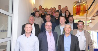 Die Bürgermeister der 18 Kommunen, die sich an der Energiegesellschaft beteiligen hinter Klimaschutzmanager des Landkreises Alexander Achatz, künftigem Geschäftsführer der Energiegesellschaft Markus Ritzinger und Landrat Dr. Ronny Raith bei der Beurkundung der Energiegesellschaft. Foto: Jessica Döhler / Landratsamt Regen