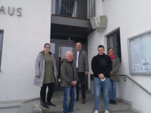 Sie sprachen über die Jugendarbeit in Langdorf, v.li. Kathrin Fernandes, Dr. Edith Aschenbrenner, Bürgermeister Michael Englram, Michael Spielbauer und Sigrid Kick. Foto: Theresa Ernst/Gemeinde Langdorf