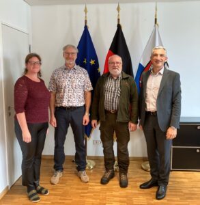 Unser Bild zeigt von rechts: Landrat Dr. Ronny Raith, den neuen Naturschutzwächter Norbert Vogl, Uwe Behringer und Elisabeth Schröder (beide Umweltamt). Foto: Ramona Simeth