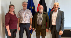 Unser Bild zeigt von rechts: Landrat Dr. Ronny Raith, den neuen Naturschutzwächter Norbert Vogl, Uwe Behringer und Elisabeth Schröder (beide Umweltamt). Foto: Ramona Simeth