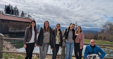 Unser Bild zeigt die künftigen Ärztinnen Clara Waininger, Anna Elsner, Natalie Wiese und Carolin Neufischer) mit Melanie Feldmann (li.), Geschäftsstellenleiterin der Gesundheitsregionplus Arberland,  mit den Medizinstudentinnen und Hr. Dr. Florian Höllein, Facharzt für Allgemeinmedizin. Foto: Andrea Meindl / Gutsalm Harlachberg      