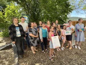 Die Mitglieder des Fairtrade-Schulteams freuen sich mit der Schulleiterin Linda Langer, dass sie die Urkunde von Teresa Raith (re.) überreicht bekamen. Foto: Iris Gehard / Landratsamt Regen