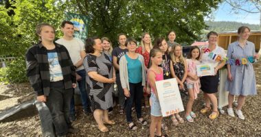 Die Mitglieder des Fairtrade-Schulteams freuen sich mit der Schulleiterin Linda Langer, dass sie die Urkunde von Teresa Raith (re.) überreicht bekamen. Foto: Iris Gehard / Landratsamt Regen