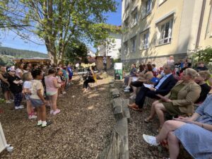 Die Schülerinnen und Schüler der Schule am Weinberg gestalteten die Verleihungsfeier mit Liedern und Theaterstücken mit. Dies freute auch die Ehrengäste um Landrat Dr. Ronny Raith und Sabrina Laschinger, die stellvertretende Bürgermeisterin der Stadt Regen. Foto: Iris Gehard / Landratsamt Regen