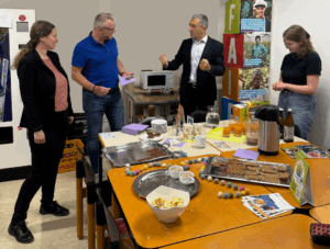 Genuss mit Haltung bewiesen am Dienstag Teresa Raith, Vorsitzende der Fairtrade-Steuerungsgruppe des Landkreises Regen (r.), Landrat Dr. Ronny Raith (daneben), dem Personalratsvorsitzenden Marco Süß (Mitte) und Iris Gehard (li.), der neuen Geschäftsleiterin des Landratsamtes Regen. Foto: Elke Richter / Landratsamt Regen.
