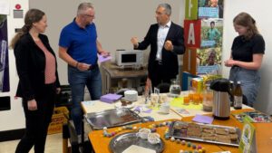 Foto: Faires Frühstück Genuss mit Haltung bewiesen am Dienstag Teresa Raith, Vorsitzende der Fairtrade-Steuerungsgruppe des Landkreises Regen, (r.), Landrat Dr. Ronny Raith, Personalratsvorsitzender Marco Süß und Iris Gehard (li.), die neue Geschäftsleiterin des Landratsamtes.