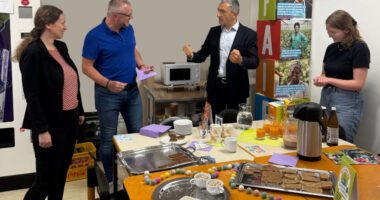 Foto: Faires Frühstück Genuss mit Haltung bewiesen am Dienstag Teresa Raith, Vorsitzende der Fairtrade-Steuerungsgruppe des Landkreises Regen, (r.), Landrat Dr. Ronny Raith, Personalratsvorsitzender Marco Süß und Iris Gehard (li.), die neue Geschäftsleiterin des Landratsamtes.