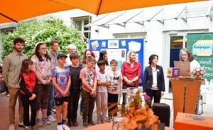 Sie freuen sich über den neuen Titel: Das Fairtrade-Schulteam des Förderzentrums Viechtach, allen voran dessen Leiter Moritz Gierl (2. Reihe, 1.v.li.) und Silke Penzkofer (2. Reihe,1. v.re.) sowie Schulleiterin Birgit Heigl-Venus (2.v.re.). Foto: Miriam Lange / Landratsamt Regen