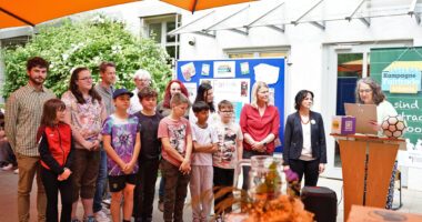 Sie freuen sich über den neuen Titel: Das Fairtrade-Schulteam des Förderzentrums Viechtach, allen voran dessen Leiter Moritz Gierl (2. Reihe, 1.v.li.) und Silke Penzkofer (2. Reihe,1. v.re.) sowie Schulleiterin Birgit Heigl-Venus (2.v.re.). Foto: Miriam Lange / Landratsamt Regen