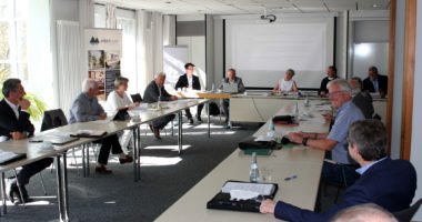 Mit Sicherheitsabstand tagten die Mitglieder des Ferienausschusses in der vhs Arberland. Foto: Langer/Landkreis Regen