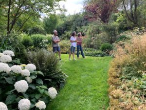 Anton und Britta Fischer zeigen gerade Rosi Wagenstaller den Baumbestand, der den großen parkähnlichen Garten im Südosten abgrenzt. Foto: Klaus Eder/Landkreis Regen