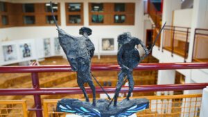 Die Ausstellung zeigt auch das Modell der „Flösser“ von Siegfried Schriml. Das entsprechende Denkmal aus Bronze und Granit steht an der Luitpoldbrücke in Zwiesel. Foto: Miriam Lange / Landratsamt Regen.