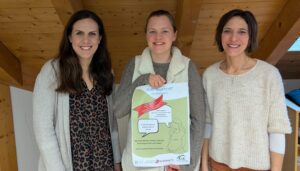 Freuen sich auf den Start des KoKi Kugeltreffs in Zwiesel: die KoKi-Fachkräfte (v. li.) Laura Lettenmaier und Nathalie Demmel gemeinsam mit Kooperationspartnerin Susanna Prenissl (rechts) von der Arberland Apotheke Zwiesel. Foto: Kathrin Hemschak.