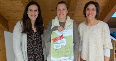 Freuen sich auf den Start des KoKi Kugeltreffs in Zwiesel: die KoKi-Fachkräfte (v. li.) Laura Lettenmaier und Nathalie Demmel gemeinsam mit Kooperationspartnerin Susanna Prenissl (rechts) von der Arberland Apotheke Zwiesel. Foto: Kathrin Hemschak.
