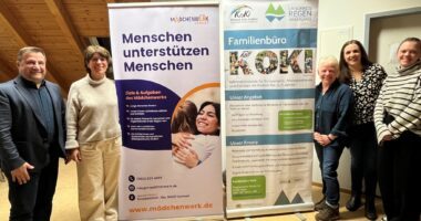 Beim Auftakt des neuen KoKi-Kugeltreffs in Zwiesel (v. li.): Bürgermeister Karl-Heinz Eppinger, Elisabeth Pfeffer und Dr. Edith Aschenbrenner (Mädchenwerk Zwiesel e.V.) sowie Laura Lettenmaier und Nathalie Demmel vom Familienbüro KoKi. Foto: Florian Kapfenberger.