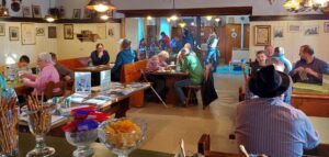 Offene Spielrunden und volle Tische: Rund 50 Menschen machten das erste Generationen-Spiele-Café im Amthof zu einem lebendigen Treffpunkt. Foto: Constanze Steffel / Landkreis Regen.