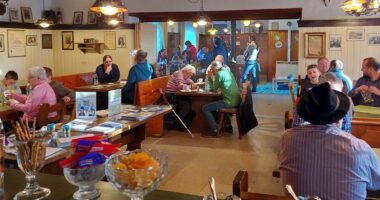 Offene Spielrunden und volle Tische: Rund 50 Menschen machten das erste Generationen-Spiele-Café im Amthof zu einem lebendigen Treffpunkt. Foto: Constanze Steffel / Landkreis Regen.