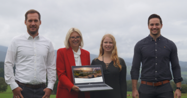 Unser Bild zeigt v.li.: Die Geschäftsstellenleiter der Gesundheitsregionenplus Rene Kurtz (Freyung-Grafenau), Eva Liedtke (Cham), Natalie Walter (Regen) und Rainer Unrecht (Deggendorf). Sie stellten die neue Homepage vor. Foto: Walter/Landratsamt Regen