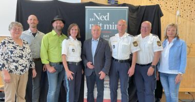 Sie freuten sich, dass die Veranstaltung unterhaltsam und gut besucht war, v.li.: die Kreisseniorenbeauftragte Christine Kreuzer, Präventionsbeamter Rudolf Schmuderer, Kabarettist Tom Bauer, Doris Schmid (Leiterin Polizeiinspektion Regen), Landratsstellvertreter Hermann Brandl, Til Hauptmann, Klaus Pister (beide Polizeiinspektion Zwiesel), Doris Werner (Landratsamt Regen). Foto: Matthias Wagner / Böhmwind
