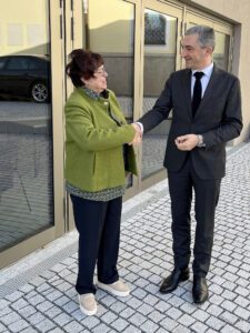 Christine Kreuzer war die Initiatorin des Frauennotrufs. Ihr dankte Landrat Dr. Ronny Raith für ihren Einsatz. Foto: Iris Gehard / Landratsamt Regen