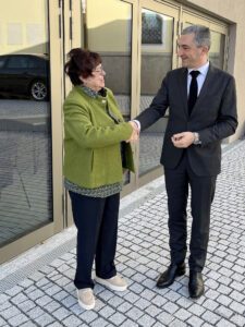 Christine Kreuzer war die Initiatorin des Frauennotrufs. Ihr dankte Landrat Dr. Ronny Raith für ihren Einsatz. Foto: Iris Gehard / Landratsamt Regen 