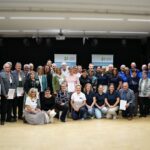 Die ausgezeichneten Funktionärinnen und Funktionäre mit Landrat Dr. Ronny Raith, dem Kreissportbeauftragten Harald Haase, der Ehrenamtsbeauftragten Doris Werner und den Ehrengästen. Foto: Miriam Lange/Landkreis Regen