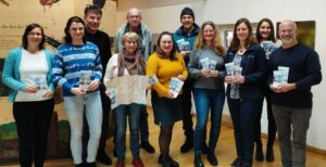 Die Trägergruppe Bayerischer Wald beim Projekt Fahrtziel Natur präsentiert die neuen GUTi-Flyer in der Tourist-Information in Spiegelau der FNBW. Von links: Veronika Eisch, Sachgebiet ÖPNV im Landkreis Regen; Kathrin Köck, Nationalparkverwaltung; Günther Reimann, Bayerwald-Referent beim TVO; Christina Wibmer, GUTi-Koordinierungsstelle; Reinhard Wolf, Sachgebiet ÖPNV im Landkreis Freyung-Grafenau; Elisabeth Unnasch, Tourismusreferentin Regen; Hartwig Löfflmann, Naturpark Bayerischer Wald; Sandra Schrönghammer und Julia Zilk, Nationalparkverwaltung; Johanna Anetzberger, Tourismusreferentin FRG; Robert Kürzinger, FNBW.