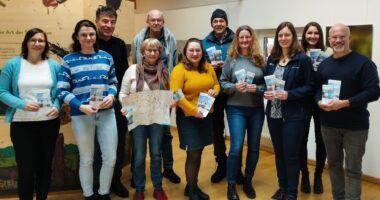 Die Trägergruppe Bayerischer Wald beim Projekt Fahrtziel Natur präsentiert die neuen GUTi-Flyer in der Tourist-Information in Spiegelau der FNBW. Von links: Veronika Eisch, Sachgebiet ÖPNV im Landkreis Regen; Kathrin Köck, Nationalparkverwaltung; Günther Reimann, Bayerwald-Referent beim TVO; Christina Wibmer, GUTi-Koordinierungsstelle; Reinhard Wolf, Sachgebiet ÖPNV im Landkreis Freyung-Grafenau; Elisabeth Unnasch, Tourismusreferentin Regen; Hartwig Löfflmann, Naturpark Bayerischer Wald; Sandra Schrönghammer und Julia Zilk, Nationalparkverwaltung; Johanna Anetzberger, Tourismusreferentin FRG; Robert Kürzinger, FNBW.