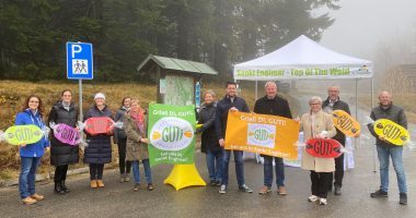 Am höchsten Punkt des „Bayerweges“, der seit jeher die Verbindung zwischen dem Gäuboden und dem Bayerischen Wald bis hinein nach Böhmen darstellt, gab die Gemeinde St. Englmar den Beitritt zum GUTi-Projekt bekannt. An diesem symbolträchtigen Ort wurde auf eine erfolgreiche und zukunftsweisende Zusammenarbeit in der Tourismusdestination Bayerischer Wald angestoßen. Mit dabei waren (v.li.): Monika Häuslmeier (Touristinformation Viechtach), Bettina Graßl (Touristinformation Kollnburg), Astrid Piermeier (Touristinformation St. Englmar), Veronika Eisch (GUTi-Koordinierungsstelle), Christina Wibmer (Mobilitätsmanagement/GUTi-Koordinierung), Birgit von Byren (Tourismusreferentin Straubing-Bogen), Andreas Aichinger (stellvertretender Landrat Straubing-Bogen), Anton Piermeier (Bürgermeister St. Englmar), Rita Röhrl (Landrätin Regen und Präsidentin TVO), Hans Greil (stellvertretender Bürgermeister Viechtach) und Herbert Preuß (Bürgermeister Kollnburg). Foto: Sophia Greindl