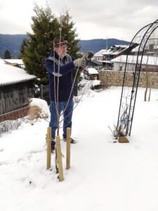 Auf Kreisebene gibt es bisher vier Gartenpfleger, auf dem Foto ist Karl-Heinz Meier aus Arnbruck beim Pflanzschnitt zu sehen. Foto: Claudia Meier