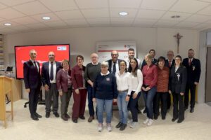 Unser Bild zeigt die Geehrten mit Landrat Dr. Ronny Raith, BRK-Kreisgeschäftsführer Franz Lobmeier und den Bereitschaftsvorsitzenden. Foto: Heiko Langer / Landratsamt Regen