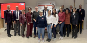 Unser Bild zeigt die Geehrten mit Landrat Dr. Ronny Raith, BRK-Kreisgeschäftsführer Franz Lobmeier und den Bereitschaftsvorsitzenden. Foto: Heiko Langer / Landratsamt Regen