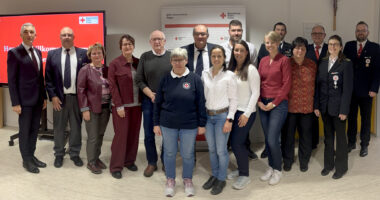 Unser Bild zeigt die Geehrten mit Landrat Dr. Ronny Raith, BRK-Kreisgeschäftsführer Franz Lobmeier und den Bereitschaftsvorsitzenden. Foto: Heiko Langer / Landratsamt Regen