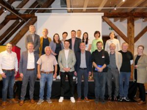 Teilnehmer des Glasforums 2024 im Kulturzentrum Zwiesel erarbeiten in Arbeitsgruppen neue Projektideen zur Förderung der regionalen Glasbranche. Foto: Jessica Döhler / Landratsamt Regen