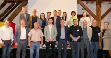Teilnehmer des Glasforums 2024 im Kulturzentrum Zwiesel erarbeiten in Arbeitsgruppen neue Projektideen zur Förderung der regionalen Glasbranche. Foto: Jessica Döhler / Landratsamt Regen