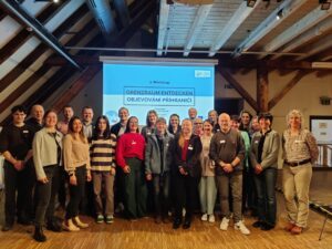 Teilnehmer des zweiten interaktiven Workshops des Interreg-Projekts „Grenzraum entdecken – Naherholung und Geheimtipps“ im Zwieseler Waldmuseum. Ziel war es gemeinsam Ideen für Marketing, Kommunikation und eine interaktive Freizeitkarte zu entwickeln. Foto: Elisabeth Unnasch / Landratsamt Regen.