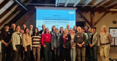 Teilnehmer des zweiten interaktiven Workshops des Interreg-Projekts „Grenzraum entdecken – Naherholung und Geheimtipps“ im Zwieseler Waldmuseum. Ziel war es gemeinsam Ideen für Marketing, Kommunikation und eine interaktive Freizeitkarte zu entwickeln. Foto: Elisabeth Unnasch / Landratsamt Regen.