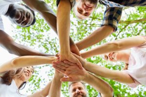 Gruppe_Sozial_Miteinander_AdobeStock_246122689-©-Robert-Kneschke.jpeg