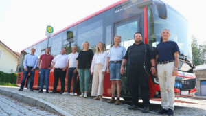 Letzte Absprachen vorm Betriebsstart. V.l.: Martin Haidn (Landratsamt Regen), Michael Karmainski (RBO, Leiter Niederlassung Süd), Benedikt Wenzl (Wenzl Freizeit & Touristik GmbH & Co. KG), Hans Aschenbrenner (Aschenbrenner Bus Touristik GmbH), Marika Unger (RBO, Standort Regen), Sabrina Friedl (RBO, Standort Regen), Franz Wildfeuer, Marten Möhlmann (Vertreter des Omnibusunternehmens Ernst Lambürger e.K., Inhaberin Carolin Lambürger-Treml) sowie Landrat Dr. Ronny Raith. Foto: Miriam Lange / Landratsamt Regen.