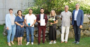 Unser Gruppenbild zeigt von links nach rechts Simone Kasberger, Leiterin der Ausländerbehörde, ihre Kollegin Yildiz Oragaz, zuständig für Staatsangehörigkeit und Einbürgerungen, Raul Edward Godoy Pinzl, Abdullah Mahmood Shakir Al-Bayati, Liudmila Aidamirava, Mehmet Hilmi Basar und Landrat Dr. Ronny Raith. Foto: Miriam Lange / Landkreis Regen