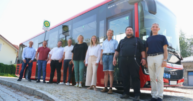 Letzte Absprachen vorm Betriebsstart. V.l.: Martin Haidn (Landratsamt Regen), Michael Karmainski (RBO, Leiter Niederlassung Süd), Benedikt Wenzl (Wenzl Freizeit & Touristik GmbH & Co. KG), Hans Aschenbrenner (Aschenbrenner Bus Touristik GmbH), Marika Unger (RBO, Standort Regen), Sabrina Friedl (RBO, Standort Regen), Franz Wildfeuer, Marten Möhlmann (Vertreter des Omnibusunternehmens Ernst Lambürger e.K., Inhaberin Carolin Lambürger-Treml) sowie Landrat Dr. Ronny Raith. Foto: Miriam Lange / Landratsamt Regen.