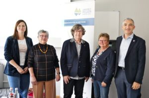 Ein Tag voller Austausch, Fachinput und grenzüberschreitender Impulse in Seniorenbelagen (v.l.): VdK-Referentin Andrea Geiß, Landkreis-Seniorenbeauftragte Christine Kreuzer, Landesseniorenratsvorsitzende Gisela Geppert, Katharina Zellner (Seniorenbeauftragte von Bischofsmais) und Landrat Dr. Ronny Raith.