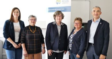 Ein Tag voller Austausch, Fachinput und grenzüberschreitender Impulse in Seniorenbelagen (v.l.): VdK-Referentin Andrea Geiß, Landkreis-Seniorenbeauftragte Christine Kreuzer, Landesseniorenratsvorsitzende Gisela Geppert, Katharina Zellner (Seniorenbeauftragte von Bischofsmais) und Landrat Dr. Ronny Raith.