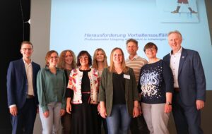 Gemeinsam für starke Kitas: Die Organisatorinnen und Organisatoren der Fachtagung – (v. li.) Frederik Fauser (Abteilungsleiter Jugendamt), Sabrina Niedermeier und Stefanie Graßl (Fachaufsichten für Kitas), Sandra Holzer (Fachberatung Kita), Selina Altmann (Förderung Kindertagespflege), Nicole Ernst (Fachberatung Kita und Tagespflege) und Irmgard Weikl (Stellvertretende Jugendamtsleitung) mit Referent Prof. Dr. Jörg Maywald (3. v. re.) und dem stellvertretenden Landrat Helmut Plenk (re). Foto: Miriam Lange / Landratsamt Regen.