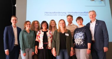 Gemeinsam für starke Kitas: Die Organisatorinnen und Organisatoren der Fachtagung – (v. li.) Frederik Fauser (Abteilungsleiter Jugendamt), Sabrina Niedermeier und Stefanie Graßl (Fachaufsichten für Kitas), Sandra Holzer (Fachberatung Kita), Selina Altmann (Förderung Kindertagespflege), Nicole Ernst (Fachberatung Kita und Tagespflege) und Irmgard Weikl (Stellvertretende Jugendamtsleitung) mit Referent Prof. Dr. Jörg Maywald (3. v. re.) und dem stellvertretenden Landrat Helmut Plenk (re). Foto: Miriam Lange / Landratsamt Regen.