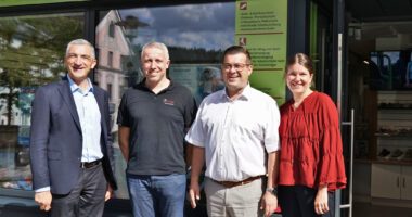 Im Gespräch über Handwerk mit Zukunft beim Familienbetrieb Müller Orthopädie Schuhtechnik in Regen (v.li.): Landrat Dr. Ronny Raith, Geschäftsführer Manuel Müller, Regens Bürgermeister Andreas Kroner und Wirtschaftsförderin Teresa Sitzberger. Foto: Miriam Lange / Landratsamt Regen.