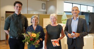 Kunst betrachtet sich am besten nicht im Vorbeigehen: Landrat Dr. Ronny Raith (re.) ließ sich von der künstlerischen Leiterin Annemarie Pletl (2. v. re.) und Reinhard Wölfl (li.), Vorsitzender der Sektion Zwiesel des Bayerischen Wald-Vereins, durch den 62. Zwiesler Buntspecht führen. Zum gemeinsamen Foto kam auch Ursula Mühl hinzu – samt Blumenstrauß als Dankeschön für ihren unermüdlichen Einsatz an der Ausstellungskasse, die sie während der gesamten Laufzeit betreut. Foto: Miriam Lange / Landratsamt Regen.