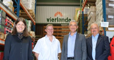 Zwischen den Regalen der Viechtacher Vierlande-Niederlassung sprachen Wirtschaftsförderin Teresa Sitzberger (v. l.), Niederlassungsleiterin Sonja Christof, Landrat Dr. Ronny Raith und Viechtachs Zweiter Bürgermeister Hans Wühr über Liefergebiete, Fachkräfte und die Entwicklung des Standorts. Foto: Miriam Lange / Landratsamt Regen
