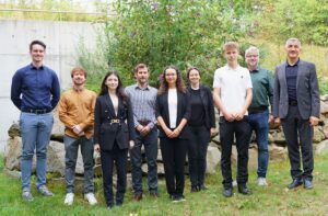 Drei neue Gesichter für das Landratsamt: Eva-Maria Huber, Jasmin Janik und Max Stiller wurden noch vor ihrem Ausbildungsstart am 1. September im Landratsamt willkommen geheißen. Mit ihnen freuten sich (v. li.) Personalleiter Reinhard Wölfl, Personalratsvertreter Michael Fenzl, Ausbildungsleiter Benjamin Burkel, Geschäfts- und Büroleiterin Iris Gehard, Personalratsvorsitzender Marco Süß und Landrat Dr. Ronny Raith auf den bevorstehenden Start. Foto: Miriam Lange / Landratsamt Regen.