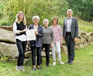 300 Euro als Zeichen der Wertschätzung und Solidarität für Frauen in Not überreichten Hedwig Scheidegger (2. v. li.), Zweite Vorsitzende des Gartenbauvereins Böbrach, Kassiererin Waltraud Penzkofer-Blüml und Schriftführerin Lieselotte Bielmeier (4. v. li.) an Sabine Riedl, Gleichstellungsbeauftragte des Landkreises Regen (li.), und Landrat Dr. Ronny Raith (re.). Foto: Miriam Lange / Landkreis Regen.